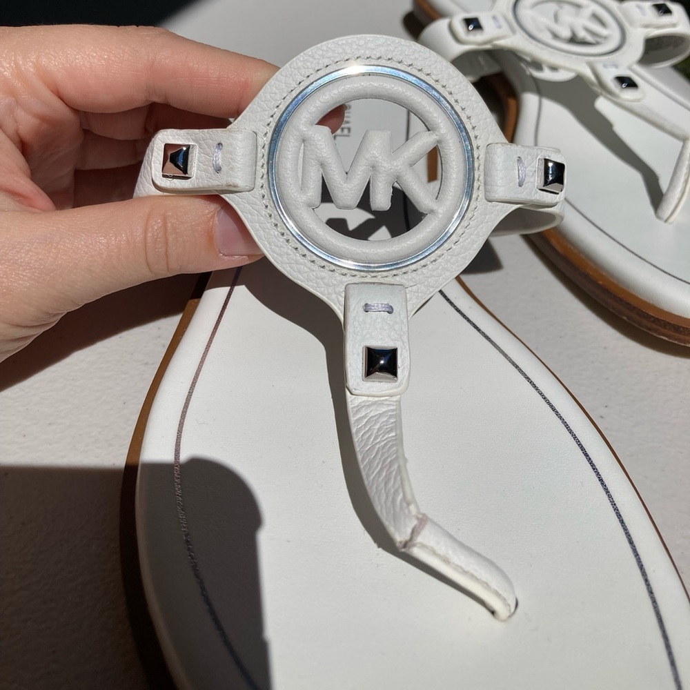 Michael Kors Optic White Leather Aubrey Cutout Thong Slides Sandals Silver Studs - Picture 3 of 15